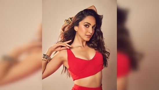 Kiara Advani accessorised her look with bronze bangles and earrings.&nbsp;(Instagram/@kiaraaliaadvani)