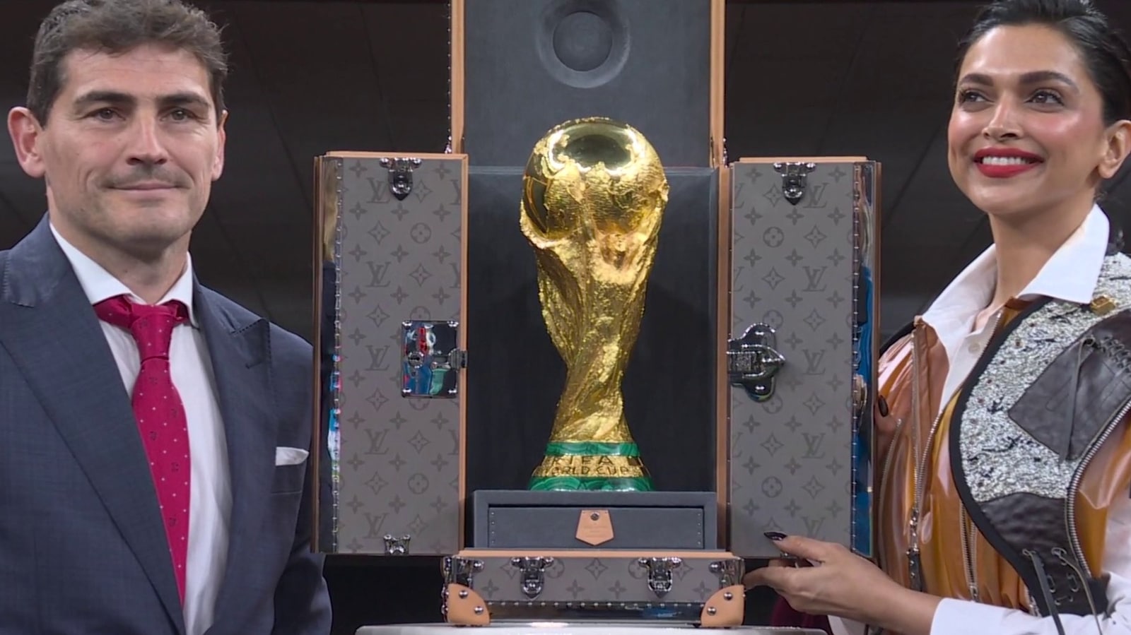 Deepika Padukone presenta el Trofeo de la Copa Mundial de la FIFA en el campo.  observó  bollywood