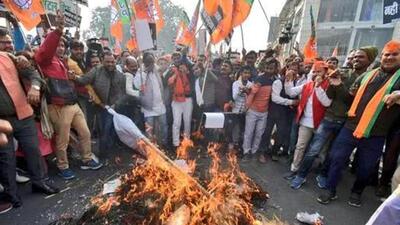 BJP workers burn effigies in protest against Pakistan FM Bilawal Bhutto Zardari’s remarks on PM Modi (HT Photo)