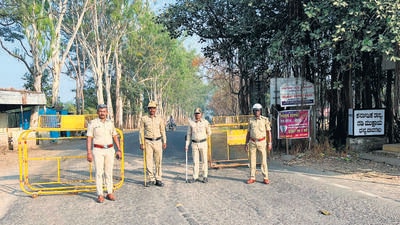 Belagavi, Dec 06 (ANI): Security beefed up at the Karnataka-Maharashtra border amid the protests by Karnataka Rakshana Vedike and Shiv Sena (Uddhav Thackeray faction) supporters over the border dispute, at Chikodi, in Belagavi on Tuesday. (ANI Photo) (ANI) Belagavi, Dec 06 (ANI): Security beefed up at the Karnataka-Maharashtra border amid the protests by Karnataka Rakshana Vedike and Shiv Sena (Uddhav Thackeray faction) supporters over the border dispute, at Chikodi, in Belagavi on Tuesday. (ANI Photo) (ANI)