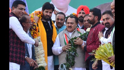 Former MLA Sanjay Talwar (centre) taking charge as District Congress Committee (urban) president at a function in Ludhiana on Sunday. (HT photo)