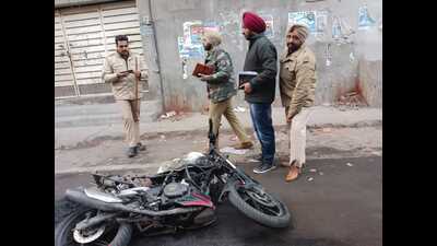 Police conducting investigation at the spot where the snatchers were nabbed in Sundar Nagar, Ludhiana. Police conducting investigation at the spot where the snatchers were nabbed in Sundar Nagar, Ludhiana.