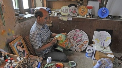 Christmas bells ring in for Kashmiri papier mache artists as they receive orders (Waseem Andrabi / HT Photo) Christmas bells ring in for Kashmiri papier mache artists as they receive orders (Waseem Andrabi / HT Photo)