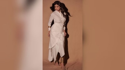 She completed her look with a pair of tight-fitting, golden-pleated leggings that suited her dress flawlessly. In terms of accessorise she went with ethnic golden sandals, huge golden&nbsp;hoop earrings, and bangles on the sleeves.&nbsp; (Instagram/@theshilpashetty)
