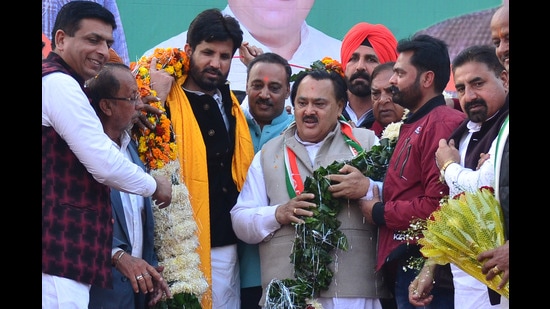 Former MLA Sanjay Talwar (centre) taking charge as District Congress Committee (urban) president at a function in Ludhiana on Sunday. (HT photo)