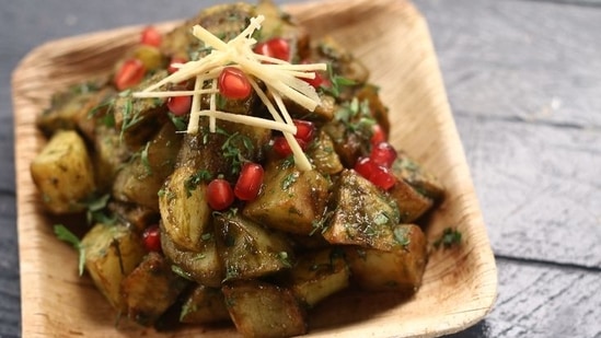 Shakarkandi ki chaat: One of the tastiest and most adored winter street delicacies is steaming sweet potatoes that are grilled on a wood fire and then served with a dusting of spices and lemon juice. This chaat is available from stands and vendors in every neighbourhood.(pinterest)