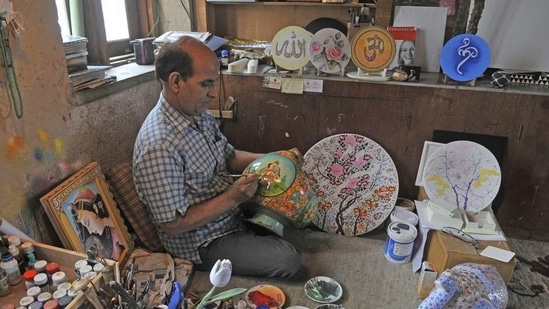 Christmas bells ring in for Kashmiri papier mache artists as they receive orders(Waseem Andrabi / HT Photo)