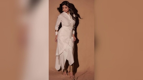 She completed her look with a pair of tight-fitting, golden-pleated leggings that suited her dress flawlessly. In terms of accessorise she went with ethnic golden sandals, huge golden hoop earrings, and bangles on the sleeves. (Instagram/@theshilpashetty)