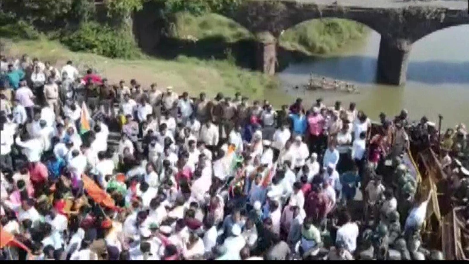 Huge protest near Maharashtra-Karnataka border over dispute| Video