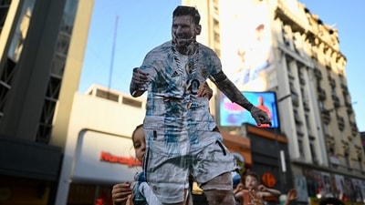 The national squad led by Messi has managed to unite Argentines with a sense of joy that isn't frequent in a country that has been stuck in economic doldrums for years, is suffering one of the world's highest inflation rates and almost four in 10 live in poverty. (Martin Villar / REUTERS) The national squad led by Messi has managed to unite Argentines with a sense of joy that isn't frequent in a country that has been stuck in economic doldrums for years, is suffering one of the world's highest inflation rates and almost four in 10 live in poverty. (Martin Villar / REUTERS)
