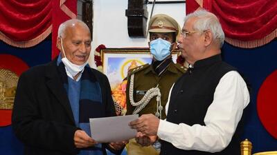 Congress leader Chander Kumar taking the oath of office of pro tem speaker in the presence of Himachal Pradesh governor Rajendra Vishwanath Arlekar at the Raj Bhawan in Shimla on Monday. (HT Photo)