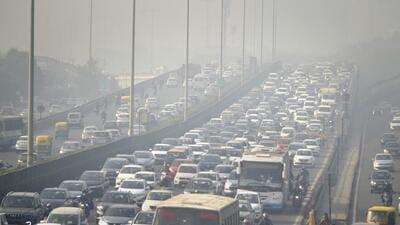 Gurugram: Vehicles stuck in a traffic jam on the Delhi-Gurugram Expressway amid dense smog, near Signature Tower in Gurugram, Monday, Dec. 19, 2022. (PTI Photo)(PTI12_19_2022_000184B) (PTI) Gurugram: Vehicles stuck in a traffic jam on the Delhi-Gurugram Expressway amid dense smog, near Signature Tower in Gurugram, Monday, Dec. 19, 2022. (PTI Photo)(PTI12_19_2022_000184B) (PTI)