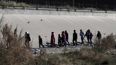 Migrants walk near the U.S.-Mexico border in Ciudad Juarez, Mexico, Monday. (AP) Migrants walk near the U.S.-Mexico border in Ciudad Juarez, Mexico, Monday. (AP)