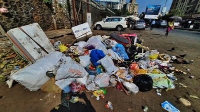 Thane, India - December 18, 2022: In spite of fine imposed and warning notice board put up TMC, citizens throw caution to the wind by dumping garbage next to the board ignoring the Swachh Survekshan 2022 campaign, at Patalipada, on Ghodbunder Road, in Thane, Mumbai, India, on Sunday, December 18, 2022. (Praful Gangurde/HT Photo) (HT PHOTO) Thane, India - December 18, 2022: In spite of fine imposed and warning notice board put up TMC, citizens throw caution to the wind by dumping garbage next to the board ignoring the Swachh Survekshan 2022 campaign, at Patalipada, on Ghodbunder Road, in Thane, Mumbai, India, on Sunday, December 18, 2022. (Praful Gangurde/HT Photo) (HT PHOTO)