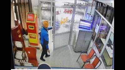 The entire incident of robbery was also recorded in the closed circuit television cameras installed in the bank branch. (HT photo)