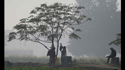 The meteorological experts have said that prevailing still-air condition, coupled with dense fog has led to a rise in the level of pollution in Ludhiana. (HT PHOTO)