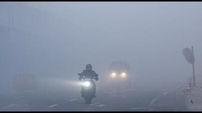 Vehicles move slowly amid low visibility due to fog on a cold winter morning, at NH24 near Akshardham Temple in New Delhi, on Monday. (Raj K Raj/HT Photo) Vehicles move slowly amid low visibility due to fog on a cold winter morning, at NH24 near Akshardham Temple in New Delhi, on Monday. (Raj K Raj/HT Photo)