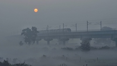 ఢిల్లీలోని అక్షరాధామ్ సమీపంలోని 9వ జాతీయ రహదారి వద్ద దట్టమైన పొగ మంచు కమ్మేసిన దృశ్యం.&nbsp;