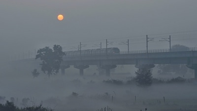 A view of NH09 with dense fog near Akshardham temple in Delhi. (RajkRaj/HT Photo) A view of NH09 with dense fog near Akshardham temple in Delhi. (RajkRaj/HT Photo)