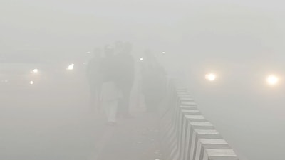 Ghaziabad witnessed a very cold and foggy morning on Monday. Car, truck and two-wheeler drivers had to turn on headlights as they drove on the Delhi-Meerut Expressway. (Sakib Ali/HTPhoto) Ghaziabad witnessed a very cold and foggy morning on Monday. Car, truck and two-wheeler drivers had to turn on headlights as they drove on the Delhi-Meerut Expressway. (Sakib Ali/HTPhoto)