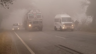 Commuters driving their vehicles through heavy fog from Talwandi Saboto to Mansa Road in Punjab's Bathinda on Monday. (Sanjeev Kumar/HT Photo) Commuters driving their vehicles through heavy fog from Talwandi Saboto to Mansa Road in Punjab's Bathinda on Monday. (Sanjeev Kumar/HT Photo)