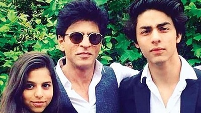 Shah Rukh Khan has three kids: Suhana Khan, Aryan Khan and Abram Khan. Shah Rukh Khan has three kids: Suhana Khan, Aryan Khan and Abram Khan.