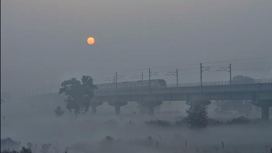 A view of the national highway due to dense fog near Akshardham temple in Delhi (HT Photo/Raj K Raj)