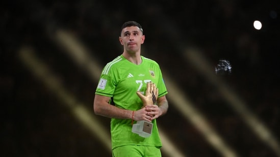 Argentina's goalkeeper Emiliano Martinez with the Golden Glove award.(AFP)