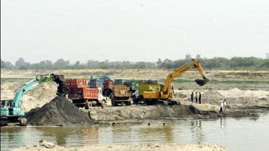 PIL alleged that indiscriminate mining is carried out in the riverbeds of the state using heavy machinery when the norms don’t allow the same (HT Photo)