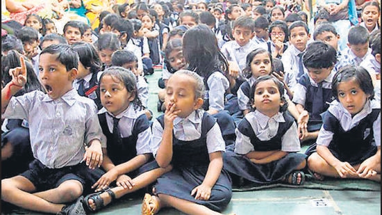 Students watch the live telecast of Prime Minister Narendra Modi's speech at a Mumbai school. (Kalpak Pathak/HT photo)