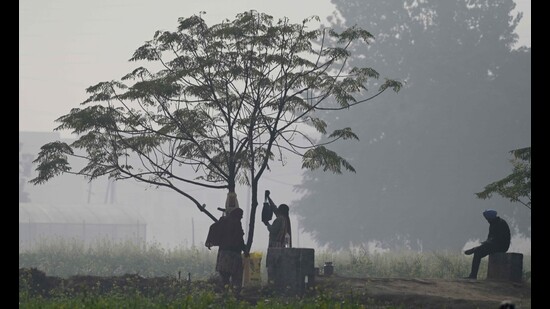 The meteorological experts have said that prevailing still-air condition, coupled with dense fog has led to a rise in the level of pollution in Ludhiana. (HT PHOTO)