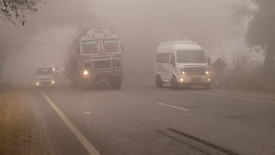 (2/7)ಪಂಜಾಬ್‌ನ ತಲ್ವಾಂಡಿ ಸಬೋಥೋದಲ್ಲಿ ಮಂಜಿನ ಹೊಗೆ ಮತ್ತು ಹಿಮದ ತೀವ್ರತೆ ಹೆಚ್ಚಾಗಿದೆ.