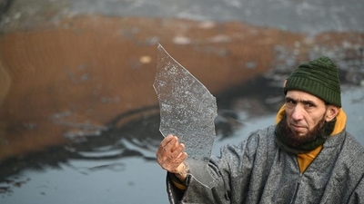 Traditional ‘Bukhari,’ a wide cylindrical fire-chamber, is burnt in every household to beat the cold. (HT Photo/Waseem Andrabi) Traditional ‘Bukhari,’ a wide cylindrical fire-chamber, is burnt in every household to beat the cold. (HT Photo/Waseem Andrabi)
