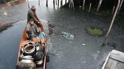 The residents of Kashmir and the district administrations across the Valley are bracing up for the bone chilling Chillai Kalan season. (HT Photo/Waseem Andrabi) The residents of Kashmir and the district administrations across the Valley are bracing up for the bone chilling Chillai Kalan season. (HT Photo/Waseem Andrabi)
