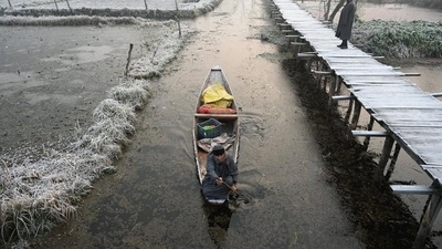A local takes home resources ahead of the harshest winter periods of 40 days. (HT Photo/Waseem Andrabi) A local takes home resources ahead of the harshest winter periods of 40 days. (HT Photo/Waseem Andrabi)