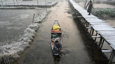A man rows his boat in a partially frozen Dal Lake in Srinagar on Tuesday. (Waseem Andrabi /Hindustan Times) A man rows his boat in a partially frozen Dal Lake in Srinagar on Tuesday. (Waseem Andrabi /Hindustan Times)