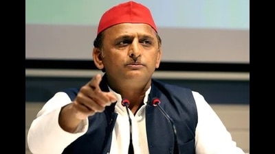 Akhilesh Yadav has said that the district administrations are yet to make bonfire arrangements. (HT Photo)