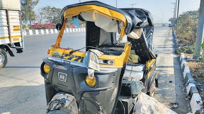 Mumbai, India - December 20, 2022: Mangled remains of an autorickshaw which met with an accident after collision with a trailer truck on Sion-Panvel Highway, at Mankhurd, in Mumbai, India, on Tuesday, December 20, 2022. (Photo by Bachchan Kumar/ HT PHOTO) (HT PHOTO) Mumbai, India - December 20, 2022: Mangled remains of an autorickshaw which met with an accident after collision with a trailer truck on Sion-Panvel Highway, at Mankhurd, in Mumbai, India, on Tuesday, December 20, 2022. (Photo by Bachchan Kumar/ HT PHOTO) (HT PHOTO)