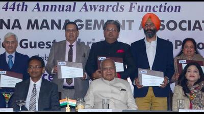 Punjab governor Banwarilal Purohit with awardees during the 44th LMA awards function in Ludhiana. (Harvinder Singh/HT) Punjab governor Banwarilal Purohit with awardees during the 44th LMA awards function in Ludhiana. (Harvinder Singh/HT)
