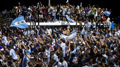 A huge crowd welcomes the Argentina football team.