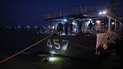 Navy divers inspect the hull of HTMS Kraburi docked at Bang Saphan Pier in Prachuap Khiri Khan, during the search operation for survivors after the Thai naval vessel HTMS Sukhothai capsized and sank about 37 kilometres (22 miles) off the coast on December 18. (AFP) Navy divers inspect the hull of HTMS Kraburi docked at Bang Saphan Pier in Prachuap Khiri Khan, during the search operation for survivors after the Thai naval vessel HTMS Sukhothai capsized and sank about 37 kilometres (22 miles) off the coast on December 18. (AFP)