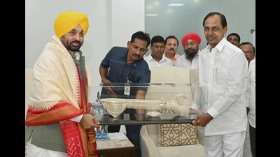 Telangana Chief Minister K. Chandrasekhar Rao welcomes Punjab CM Bhagwant Mann with a memento, at Pragati Bhavan in Hyderabad on Tuesday (PTI Photo) (PTI) Telangana Chief Minister K. Chandrasekhar Rao welcomes Punjab CM Bhagwant Mann with a memento, at Pragati Bhavan in Hyderabad on Tuesday (PTI Photo) (PTI)
