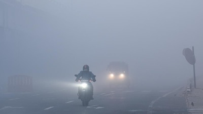 Vehicles move slowly amid low visibility due to fog on a cold winter morning, at NH24 near Akshardham Temple in New Delhi on Monday. (Raj K Raj/HT Photo) Vehicles move slowly amid low visibility due to fog on a cold winter morning, at NH24 near Akshardham Temple in New Delhi on Monday. (Raj K Raj/HT Photo)