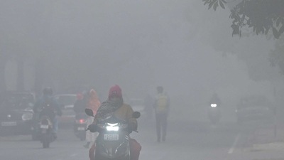 People travelling through a heavy fog on Tuesday morning in Chandigarh (Keshav Singh/Hindustan Times) People travelling through a heavy fog on Tuesday morning in Chandigarh (Keshav Singh/Hindustan Times)