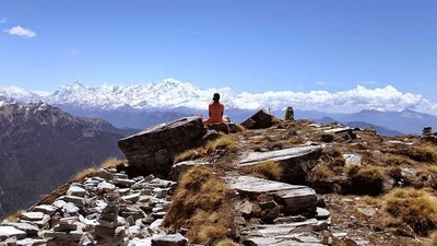 Known as 'the bathing place of the gods', Deoria Tal and Chandrashila Trek is the best hike for winter scenery. It is accessible all year round and the route towards Deoria Tal starts in a village called Sari. It's easy to follow the trail without a guide and follows a well-maintained path surrounded by rhododendron trees that bloom with bright pink flowers in spring.&nbsp; (pinterest)