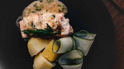 Baked Cheesy Potatoes: The combination of potatoes and cheese never fail to disappoint a foodie. This can be a great side for your roast chicken, turkey or pork. (Unsplash) Baked Cheesy Potatoes: The combination of potatoes and cheese never fail to disappoint a foodie. This can be a great side for your roast chicken, turkey or pork. (Unsplash)
