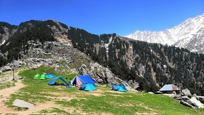 As one of the most popular treks for beginners, Triund Trek has one of the most serene views and a gorgeous view of the lofty Dhauladhar ranges on one side and the gorgeous Kangra valley on the other. Just 18km from Dharamshala, this hike gives you amazing panoramic views throughout the day including gorgeous sunsets. One can also enjoy star gazing below in the Kangra Valley.&nbsp;&nbsp; (Unsplash)
