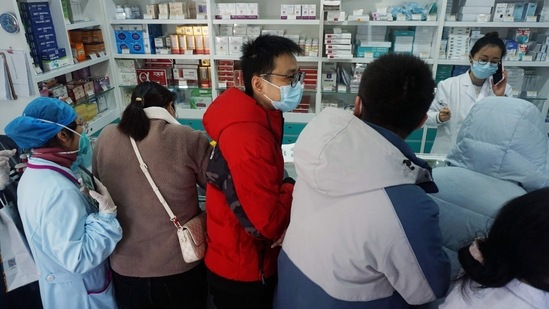 People queue to buy antigen test kits at a pharmacy in Hangzhou, on December 19. "At present after being infected with the Omicron variant, the main cause of death remains underlying diseases," Wang Guiqiang of Peking University First Hospital said at a press conference of the National Health Commission (NHC), Reuters reported.(AFP / China OUT)