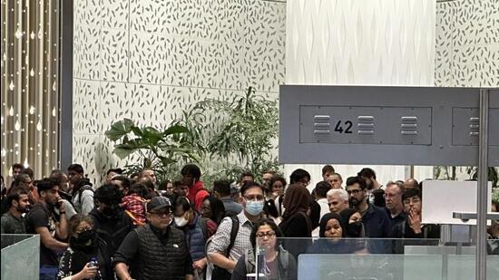 Passengers were seen in long serpentine queues at the immigration counters. (HT photo)