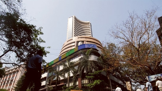 Market opening bell: Sensex opened in red at 61,515;  Nifty at 18,326